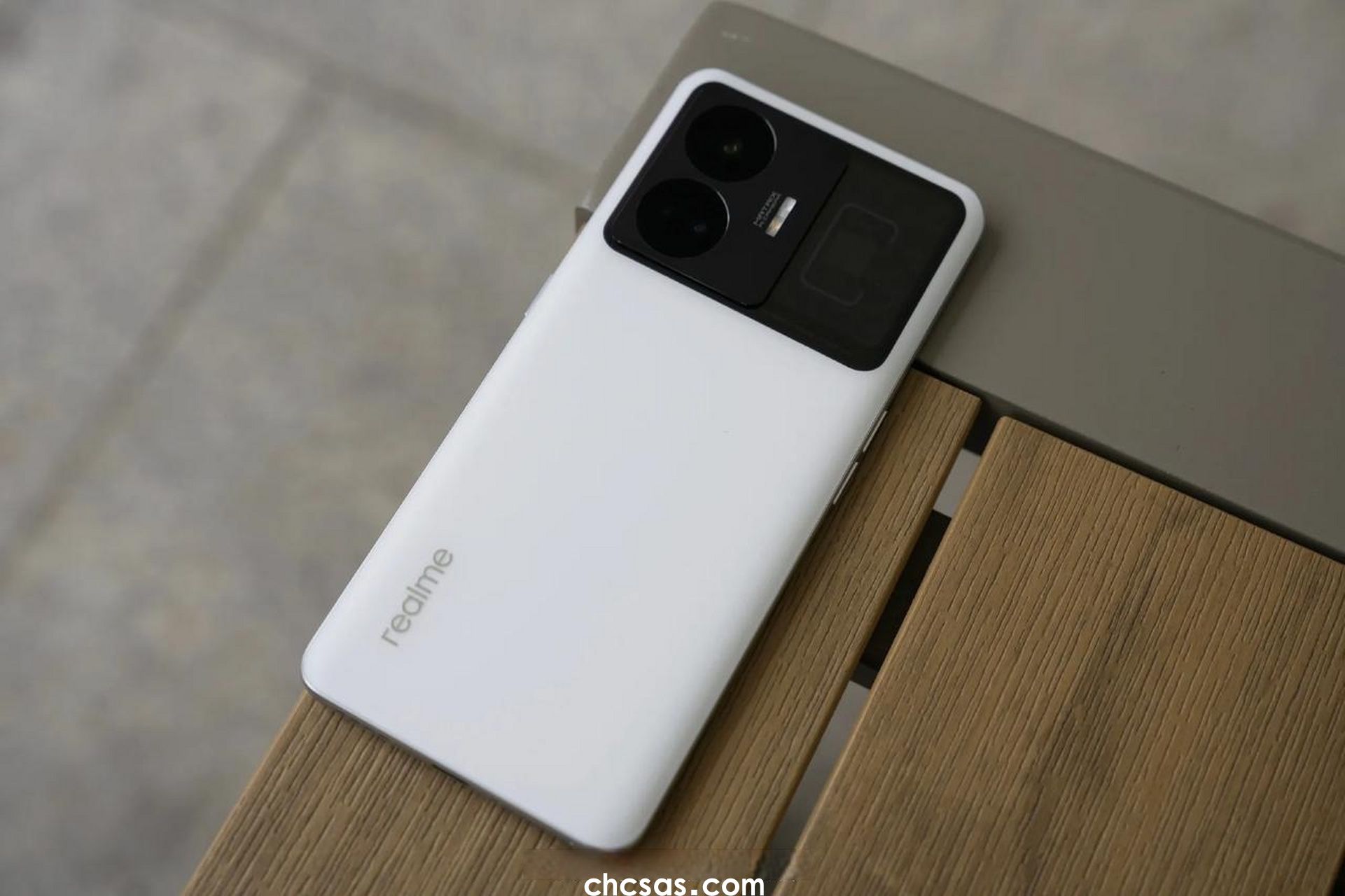 realme GT Neo5，作为realme品牌新近推出的中端智能手机，自其亮相以来便吸引了广泛关注。在当前竞争激烈的智能手机市场中，它以其卓越的性能、先进的摄像头技术和快速充电功能，成为了许多年轻用户和科技爱好者的新宠。接下来，我们将深入探讨这款手机的各项特性及其在市场上的定位。 外观：颜值与个性并存 realme GT Neo5 的外观设计，简直是把潮流和个性刻在了骨子里 ，拿在手上，你就是人群中的焦点。它共有紫域幻想、圣境白、宙夜黑三种配色 。紫域幻想配色采用行业首创光哑熔合工艺，一块玻璃上呈现出透明、镀黑、AG 磨砂和镜面镀膜四种不同质感，再加上独特的赛道双条纹设计，速度感与科技感拉满，仿佛一辆随时准备飞驰的跑车。圣境白配色则是黑白相撞，给人一种透亮且温润的感觉，纯洁又不失高雅 。宙夜黑配色细腻的颗粒，如同深邃的宇宙夜空，透出点点星光，神秘又深邃。 它还有一个超吸睛的透明视窗和 RGB 灯带设计，灵感来源于透明电竞机箱，把手机内部的硬核一面尽情展现。透过透明视窗，可以看到不锈钢芯片铭牌、NFC 天线、RGB 灯带等，满满的机械美感。RGB 灯带支持 25 种颜色、2 种显示模式、5 档节奏调节，在来电提醒、消息通知、电竞游戏等场景会自动点亮。充电时，它会根据不同电量亮起不同颜色光效；打游戏拿到五杀时，灯带瞬间亮起炫酷色彩，帮你宣告高光时刻，仪式感直接拉满，让你的手机操作成为众人焦点。 性能：强劲双芯，畅行无阻 对于手机来说，性能就是它的 “硬实力”。realme GT Neo5 搭载骁龙 8+ Gen 1 和超帧独显芯片 Plus 双芯片，这组合简直 “杀疯了” ，给你带来旗舰级的性能体验。 骁龙 8+ Gen 1 采用先进的台积电 4nm 工艺制程 ，性能强劲，功耗还低。搭配高规格 LPDDR5X 和超频版 UFS3.1 ，组成性能铁三角，不管是日常使用，还是运行大型游戏、多任务处理，都能轻松拿捏 。在安兔兔跑分测试中，它的成绩超过 110 万分 ，鲁大师跑分也高达 101 万分以上，妥妥的安卓旗舰第一梯队。有了它，手机运行各种 APP 都丝滑流畅，启动速度快，切换应用毫无压力，加载大型文件也是转瞬之间。 超帧独显芯片 Plus 更是游戏玩家的福音，它能实现游戏插帧，让游戏帧率更稳定。当手机 SoC 出现降帧时，会自动切换成插帧模式，大幅降低超高帧游戏带来的发热卡顿问题 。玩《王者荣耀》时，能将帧率稳定在 120 帧 ，画面流畅到飞起，每一次操作都能精准响应，跟手性超强，让你轻松超神 。玩《原神》这种高负载游戏，在默认全高画质下，30 分钟边跑图边打怪，平均帧率能达到 59.4FPS ，帧率波动小，全程玩下来都很顺畅，游戏体验直接拉满。 为了压制高性能带来的发热问题，realme GT Neo5 配置了 6580 平方毫米行业最大石墨烯微纳腔相变材料以及 4500 平方毫米的 3D 钢化 VC ，组成全新冰芯双相变散热 Max 系统 。就像给手机装了个强力散热器，能快速将热量散发出去，哪怕长时间玩游戏，手机也不会烫手，始终保持高性能运行。 屏幕：高清高刷，视觉盛宴 realme GT Neo5 的屏幕素质也相当能打，它配备了一块 6.74 英寸的 AMOLED 柔性直屏 ，拥有 1.5K 分辨率和 144Hz 刷新率 ，还支持 7 档刷新率智能调节 ，从 1Hz 到 144Hz，能根据不同场景自动切换。刷微博、看小说时，它会自动切换到较低刷新率，帮你节省电量；玩游戏、看高帧率视频时，又会迅速切换到高刷新率，让画面流畅到飞起 。 1.5K 分辨率让屏幕显示细腻程度大幅提升，画面细节满满，不管是看高清图片，还是玩 3A 大作，都能给你带来影院级的视觉享受。色彩显示上，它支持 10.7 亿色显示和 100% DCI-P3 广色域 ，色彩鲜艳，过渡自然，每一种颜色都栩栩如生，仿佛把真实世界装进了手机里。 值得一提的是，它还支持 2160Hz 高频 PWM 调光 ，能有效降低屏幕闪烁，减少视觉疲劳。经常在夜间玩手机的朋友有福了，开启这个功能后，即使长时间盯着屏幕，眼睛也不会觉得难受，能更好地保护你的视力 。 影像：记录生活，出色表现 别以为 realme GT Neo5 只是性能怪兽，在影像方面，它同样表现出色，是你记录生活的得力助手 。 前置 32MP 的三星 S5KGD2 传感器 ，让你的自拍美得自然又真实。不管是日常的素颜自拍，还是精心打扮后的美拍，它都能精准捕捉你的每一个精彩瞬间 。多种拍摄模式和自定义美颜选项，任你自由发挥，拍出专属于你的独特风格。 后置配置更是豪华，50MP 的索尼 IMX890 主摄，拥有 1/1.56 英寸大底和 f/1.88 大光圈 ，进光量充足，搭配 OIS 光学防抖 ，拍照时画面稳稳当当，再也不用担心手抖拍出模糊照片。不管是白天的风景，还是夜晚的街景，它都能轻松驾驭，色彩解析力和画质表现都相当出色 。 8MP 超广角镜头和 2MP 微距镜头，为你的创作提供更多可能。超广角镜头能让你轻松收纳广阔的场景，拍摄大合照、壮丽的风景都不在话下 ，畸变控制也相当优秀，画面边缘不会出现明显变形。微距镜头则能带你探索微观世界，花瓣上的露珠、昆虫的纹理，都能被它清晰呈现，发现生活中那些容易被忽略的美 。 它还搭载了 HyperShot2.0+Turbo RAW 无损影像算法、超级云阶防抖算法等 ，进一步提升成像效果。Turbo RAW 无损计算摄影能最大程度还原色彩和画质细节 ，照片放大后依然清晰锐利，暗部细节丰富，亮部也不会过曝 。超级云阶防抖算法搭配光学防抖，让拍摄视频时画面稳定性极佳，正常行走拍摄，画面也能保持平稳，运动的呼吸感也控制得很好 。 从实际拍摄样片来看，在白天光线充足的情况下，realme GT Neo5 拍摄的照片色彩鲜艳，饱和度高，细节满满。天空的湛蓝、树叶的翠绿，都被完美呈现，就像把真实的美景直接装进了手机里 。拍摄人物时，人物肤色还原自然，肤质细腻，发丝都根根分明 。夜景模式下，它的表现同样可圈可点，能有效压制高光，提亮暗部，画面纯净度高，噪点控制得很好，城市的夜景灯光璀璨，车灯、路灯的光线都没有出现眩光、紫边等现象 ，建筑的轮廓也清晰可见，拍出的夜景照片氛围感十足 。 快充：速度与续航的完美平衡 在这个快节奏的时代，手机快充技术越来越受到大家关注，毕竟谁也不想被充电线束缚，眼巴巴地等着手机 “回血” 。realme GT Neo5 在快充方面，绝对是 “王者” 般的存在，直接给出了 240W 满级秒充和 150W 光速秒充增强版两种超给力的方案，不管你是追求极致速度，还是想要大容量电池长续航，它都能满足 。 先来说说 240W 满级秒充，这速度简直 “逆天” 。从 1% 电量充到 100%，只需要 9 分 14 秒 ，短短几分钟，就能让手机从 “奄奄一息” 瞬间 “满血复活” 。充电 30 秒，就能通话 2 小时，玩王者荣耀 23 分钟，刷抖音短视频 52 分钟 ，应对各种紧急情况都不在话下。它采用了三路百瓦电荷泵并联设计，20V 12A 输入，10V 24A 输出，充电转化效率高达 98.5% ，还配备了 12A 定制充电线和 240W 双 GaN 迷你充电头 ，不仅充电速度快，而且安全性也有保障，获得了德国莱茵 Tüv 安全快充认证 ，还有全链路安全监控机制和 60 道安全防护措施 ，让你放心充电，不用担心安全问题。 再看看 150W 光速秒充增强版，搭配 5000mAh 大电池 ，16 分钟就能充至 100% 电量 。大电池带来超长续航，就算你是重度手机用户，也能轻松满足一天的使用需求 。出门在外，再也不用担心电量不够用，玩游戏、看视频、刷社交软件，想怎么玩就怎么玩 。 对比其他手机，很多旗舰手机还停留在 67W、120W 快充水平 ，充满电往往需要半个小时甚至更久 。realme GT Neo5 的 240W 和 150W 快充，优势相当明显，直接把充电时间缩短了一大半 ，大大提升了使用体验  。 用户评价：真实口碑大揭秘 俗话说，“群众的眼睛是雪亮的”，realme GT Neo5 的实际表现到底如何，用户们最有发言权。在各大电商平台和社交论坛上，已经有众多用户分享了他们的使用体验 。 先看看好评部分，快充技术毫无悬念成了点赞王 。不少用户激动表示，240W 满级秒充彻底改变了他们的充电习惯，“早上起床随手充会儿电，洗漱完手机就满电了，再也不用担心出门电量不足”“电量告急时，短短几分钟就能充入大量电量，这速度太让人安心了” 。性能方面，骁龙 8+ Gen 1 和超帧独显芯片 Plus 的组合，让游戏玩家们赞不绝口 ，“玩《原神》高画质下帧率稳定，团战也不卡顿，散热也不错，长时间玩也不烫手”“多任务处理轻松应对，各种 APP 随意切换，一点都不卡” 。屏幕显示效果也收获了很多好评，1.5K 分辨率和 144Hz 高刷新率，让画面清晰又流畅 ，“看视频、玩游戏，视觉体验超棒，色彩鲜艳，画面丝滑”“2160Hz 高频 PWM 调光确实有用，晚上玩手机眼睛舒服多了” 。影像能力同样得到了认可，“拍照效果超出预期，白天照片色彩还原度高，夜景模式也能拍出好看的照片”“自拍美颜效果自然，拍出来的照片很满意” 。外观设计也圈了一波粉，透明视窗和 RGB 灯带，让手机个性十足 ，“手机外观太酷了，透明视窗和灯带一亮，科技感满满，朋友看到都问我是什么手机” 。 当然，也有一些用户提出了改进建议 。有用户反映，手机续航表现还有提升空间，尤其是在开启高刷新率和玩大型游戏时，电量消耗比较快 。还有部分用户觉得，手机的塑料中框质感欠佳，和玻璃后盖搭配在一起，整体手感和高级感有所欠缺 。在拍照方面，虽然整体成像效果不错，但个别场景下，照片细节和色彩调校还有优化的余地 。 总结：值得入手吗？ 综合来看，realme GT Neo5 绝对是一款实力超群的手机 。它在外观、性能、屏幕、影像、快充等方面都有着出色表现，尤其是 240W 满级秒充和 16GB + 1TB 超大存储组合，在同价位段中优势明显，性价比超高 。如果你是追求极致性能的游戏玩家，或是对快充速度有高要求，又或是需要大容量存储来存放资料、照片和视频，那么 realme GT Neo5 绝对是你的不二之选 。当然，它也并非完美无缺，续航和塑料中框质感等小瑕疵，可能会让一些朋友有些小纠结 。不过，人无完人，机无完机，这些小缺点并不影响它成为一款值得入手的好手机 。怎么样，看完这篇文章，你对 realme GT Neo5 心动了吗？欢迎在评论区留言分享你的看法，咱们一起讨论 ！